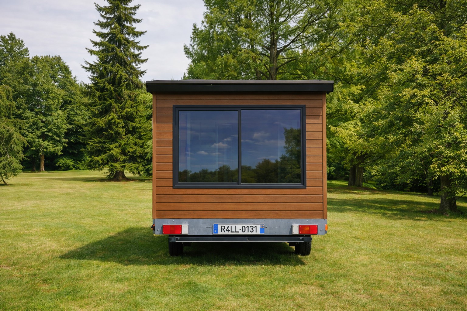 Tiny house sous les arbres Roulodge vue de devant